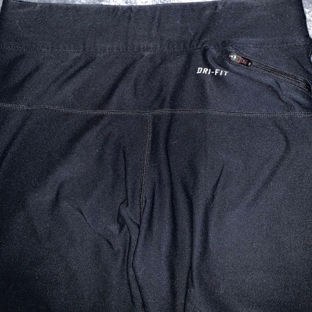 Nike Capri Leggings - Picture 3 of 3
